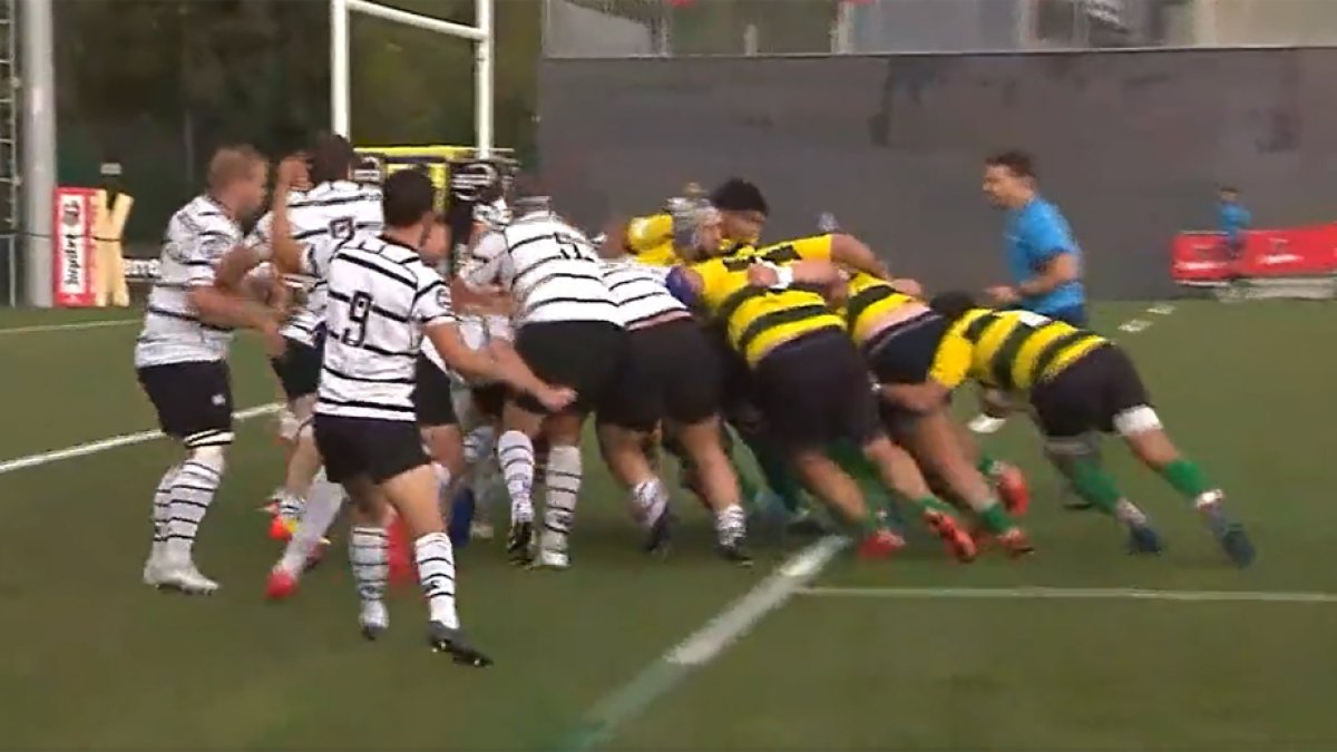 Disputa entre Devils e Iberians en la jugada del primer ensayo. / BELGIUM RUGBY