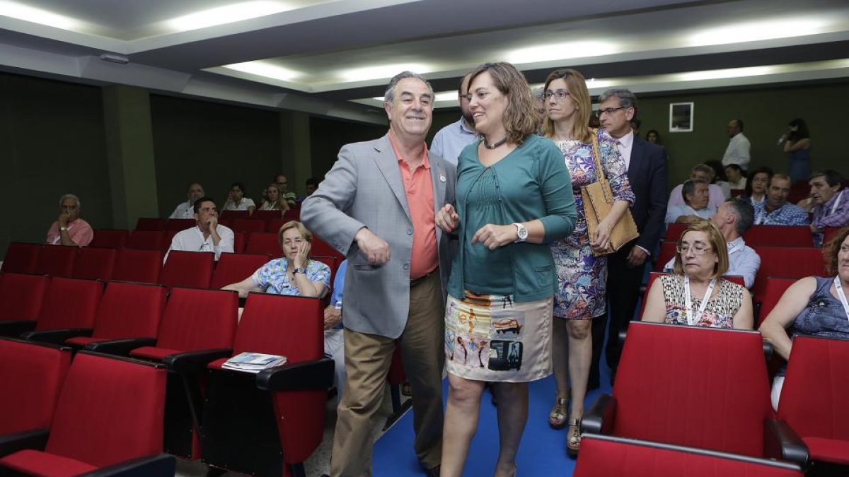 La consejera de Agricultura y Ganadería, Milagros Marcos, participa en la primera jornada del Curso Prensa y Poder que se celebra en la localidad burgalesa de La Aguilera, acompañada por el director del curso, Graciano Palomo-ICAL