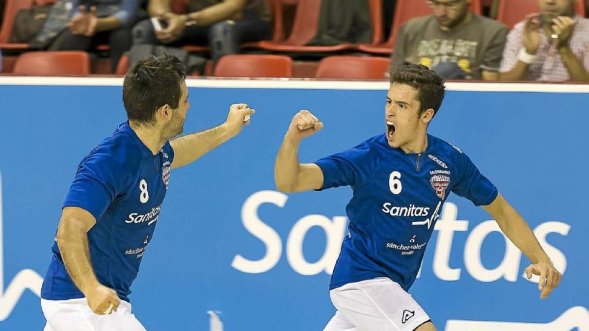 Miguel Lacasa celebra un tanto en el partido de Copa del Rey frente al BM Bidasoa-M. A. SANTOS / PHOTOGENIC