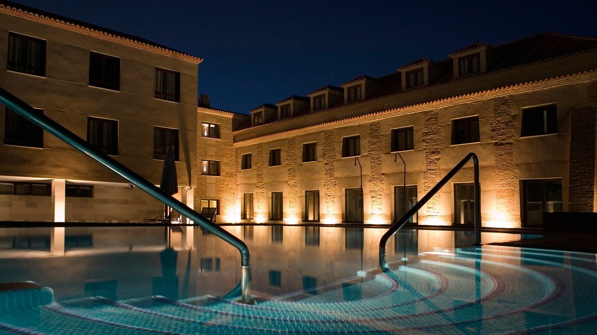Iluminación de la piscina de Castilla Termal Olmedo. E.M.