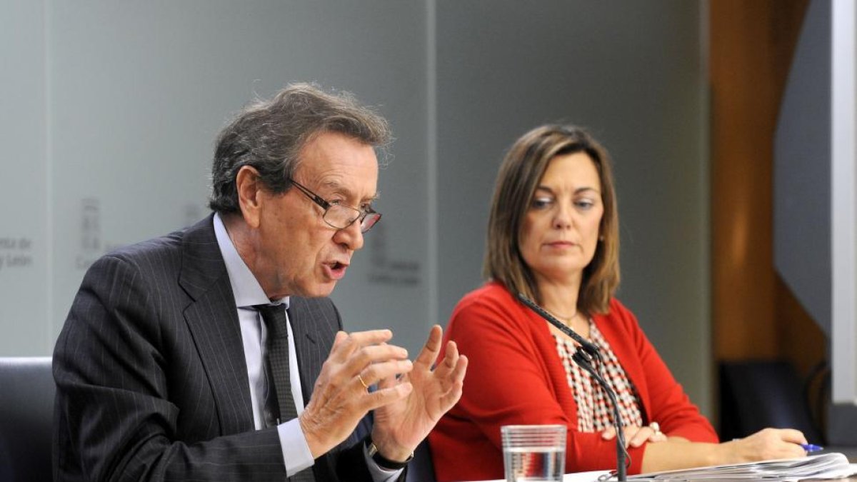 El vicepresidente, José Antonio de Santiago-Juárez, con la portavoz y consejera de Agricultura, Milagros Marcos.-ICAL