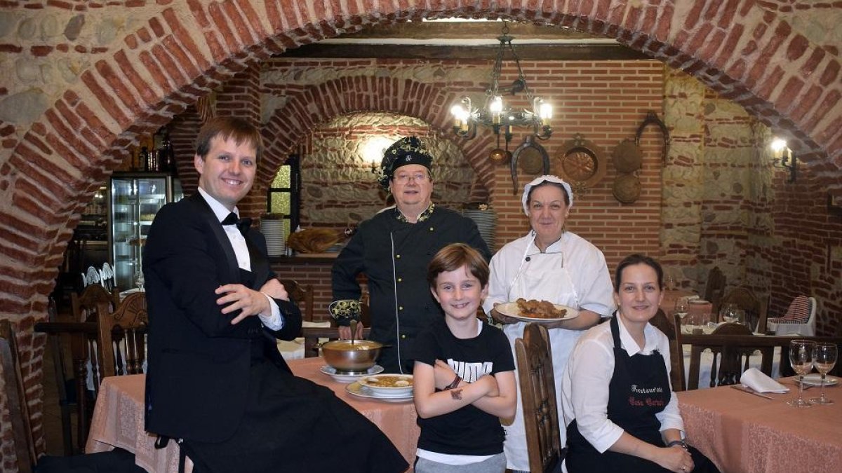 Héctor y su hermana Vanesa en primer plano, junto a Pablo, nieto de Carmelo y Mari Luz, en el restaurante Carmelo, en Saldaña.-