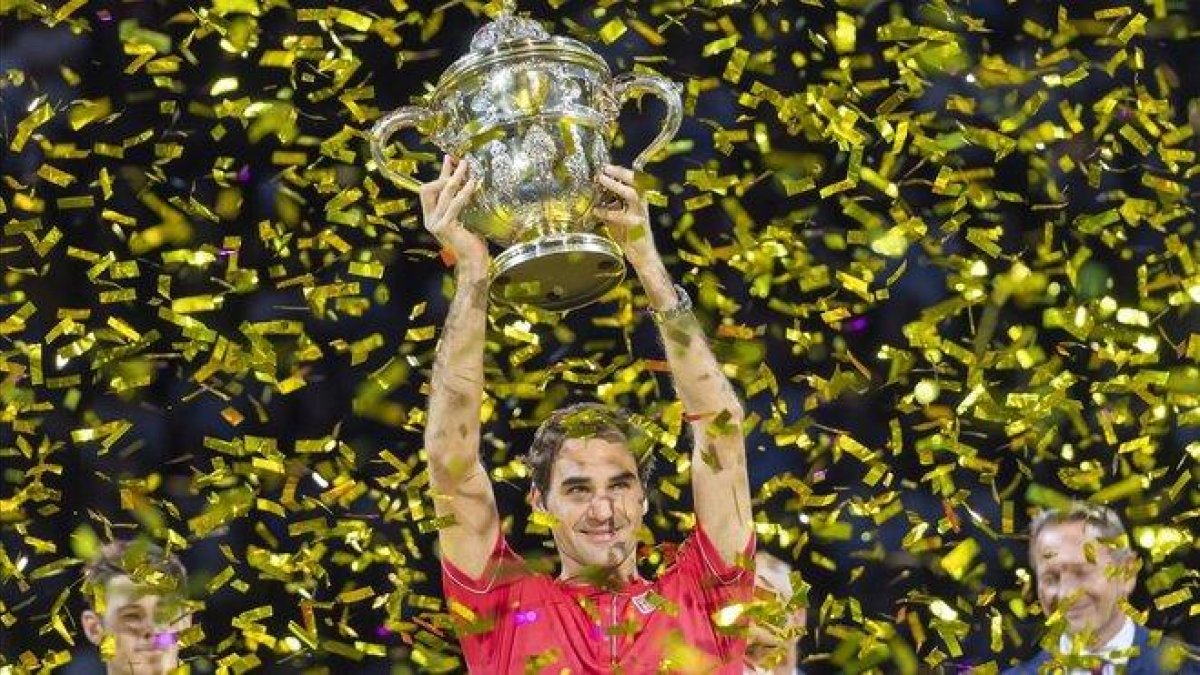 Federer, con la copa de Basilea.-