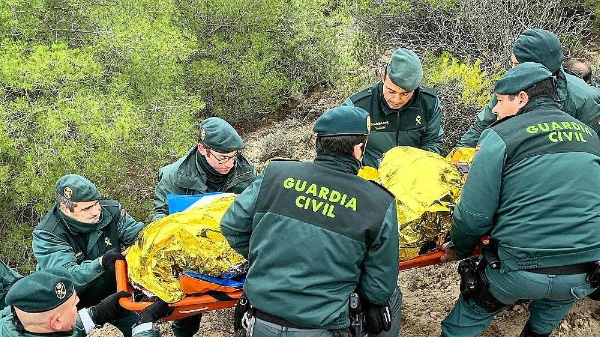 Agentes de la Guardia Civil desplazan a José Valdivieso en camilla, con síntomas de hipotermia, ayer.-GUARDIA CIVIL