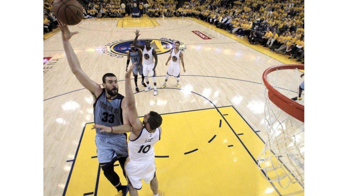 El jugador de los Grizzlies Marc Gasol lucha por el balón con David Lee.-Foto: EFE