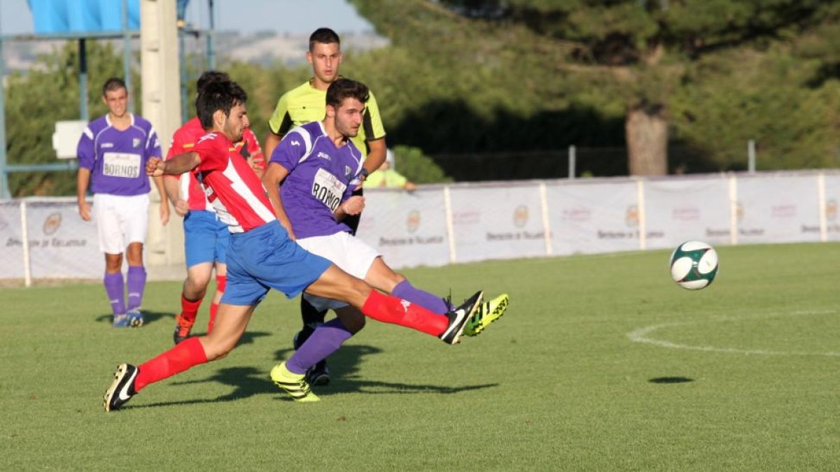 Dos jugadores pugnan por el balón en el partido entre Atlético Tordesillas y Gimnástica Medinense.-REYES MOYANO