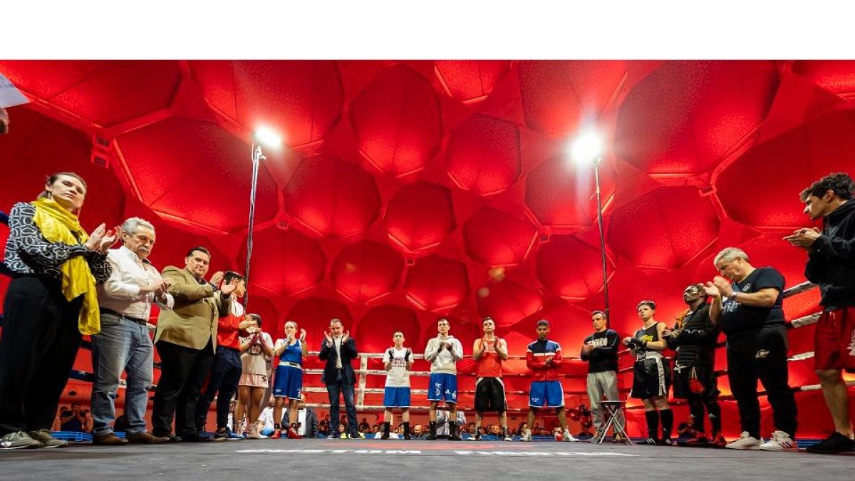 Minuto de silencio en memoria de David Gistau en la velada de boxeo celebrada esta noche en Valladolid.PHOTOGENIC/PABLO REQUEJO