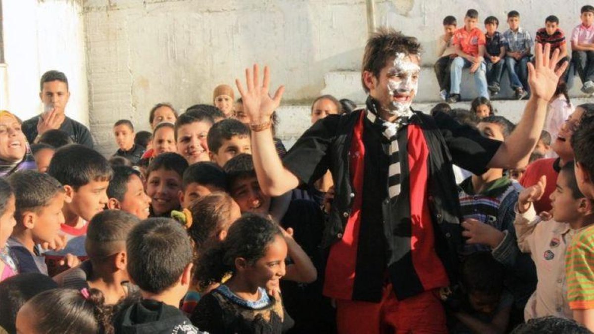Actuación de Pallasos en Rebeldía ante unos niños palestinos.-EL PERIÓDICO
