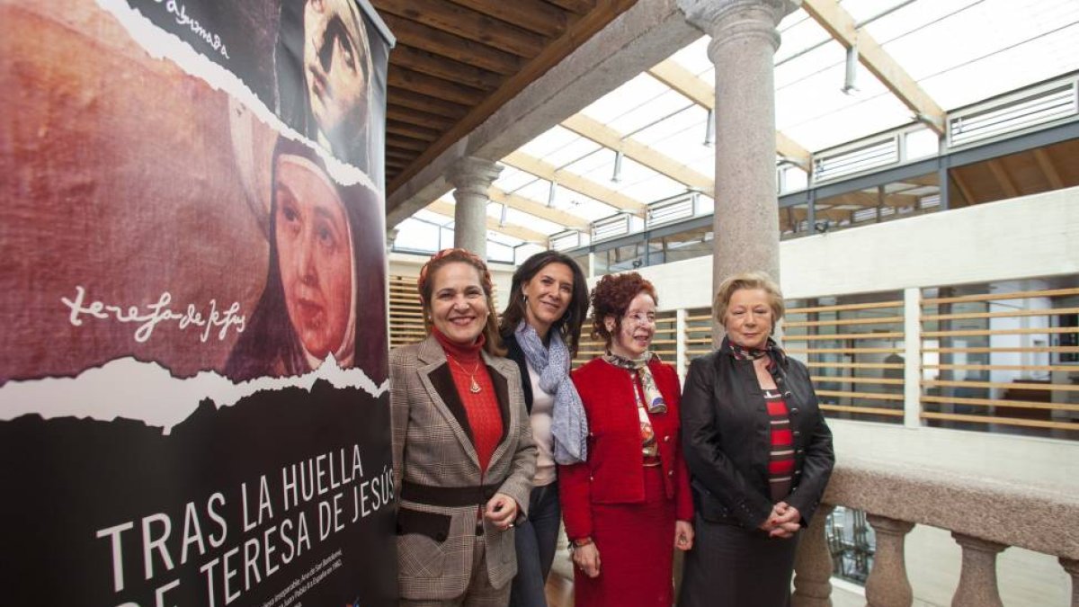 De I. a D. Belén Yuste, María del Pino Gómez, María Dolores Ruiz Ayúcar, y Sonia L. Rivas-Caballero, presentan la exposición de Santa Teresa-Ical
