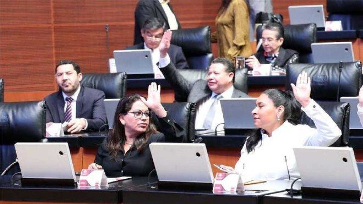 Senadores de México en la votación del acuerdo comercial T-MEC.-EFE
