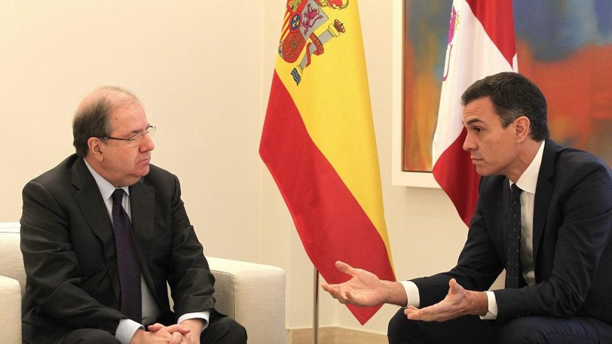 El presidente de la Junta de Castilla y León, Juan Vicente Herrera, se reúne con el presidente del Gobierno, Pedro Sánchez.-ICAL