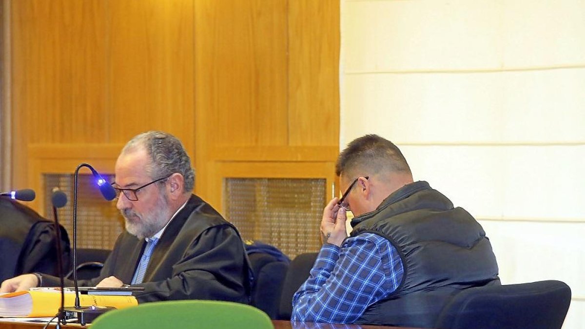El abogado Jesís Verdugo con el acusado el crimen en el inicio del juicio con jurado el pasado viernes.-ICAL