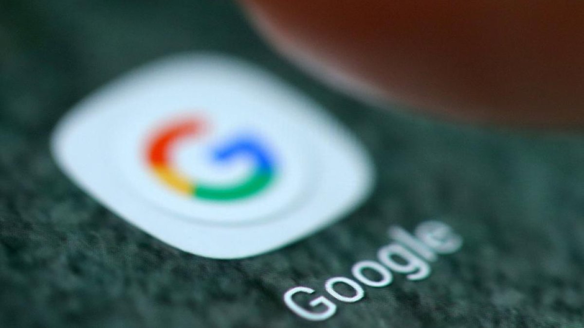 El logotipo de Google, en la pantalla de un teléfono móvil.-REUTERS / DADO RUVIC