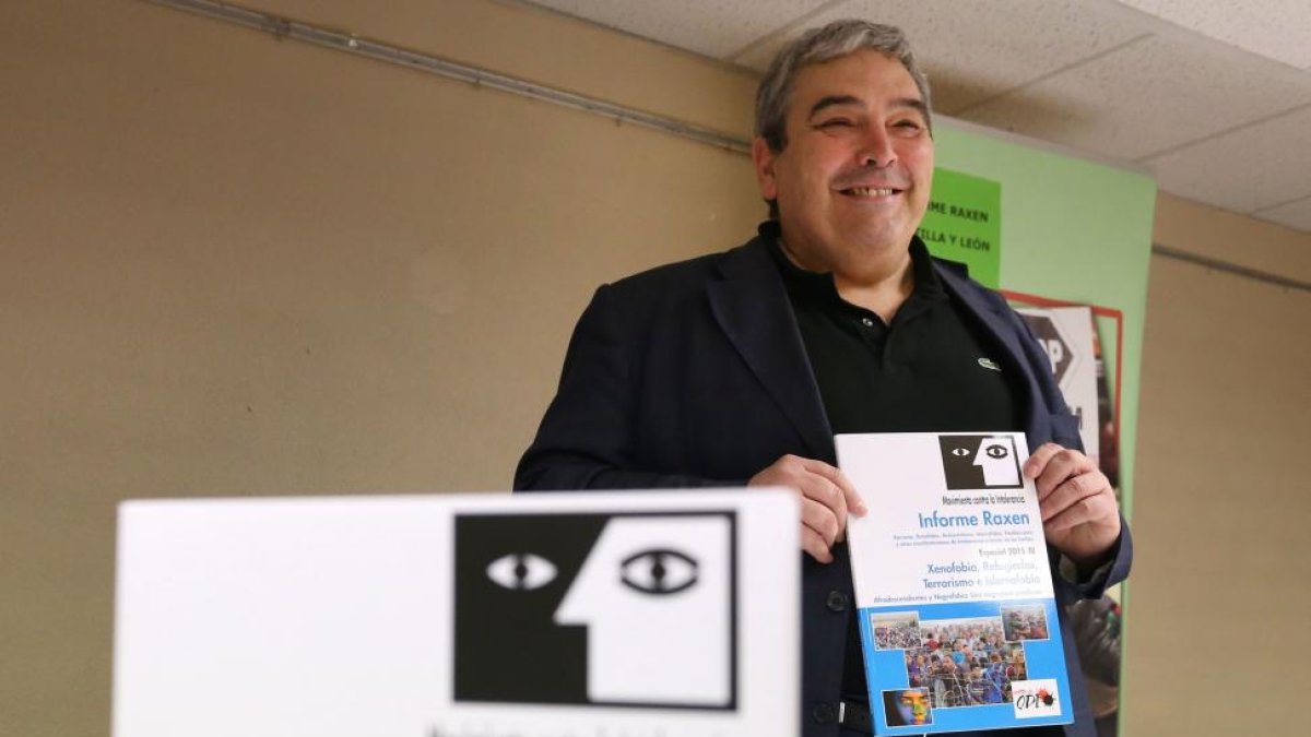 El presidente del Movimiento contra la Intolerancia, Esteban Ibarra, presenta el Informe Raxen de Castilla y León.-ICAL