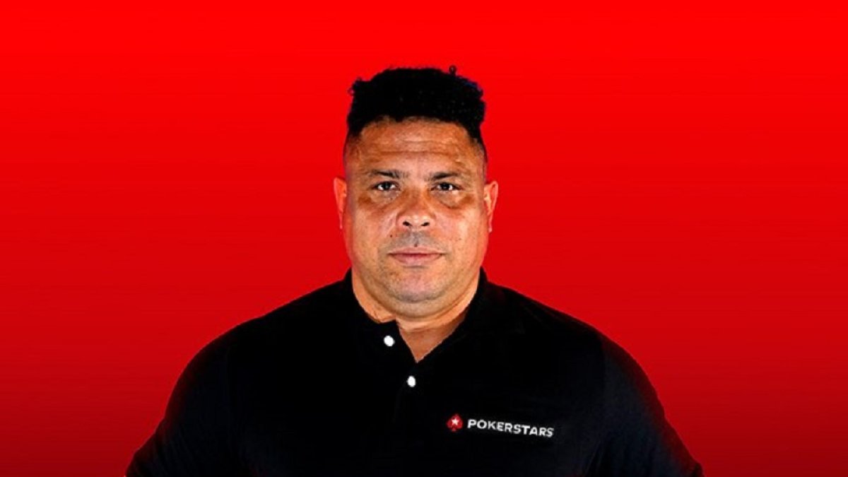 Ronaldo enfundado en una camiseta de Pokerstars tras su 'fichaje'. / EM