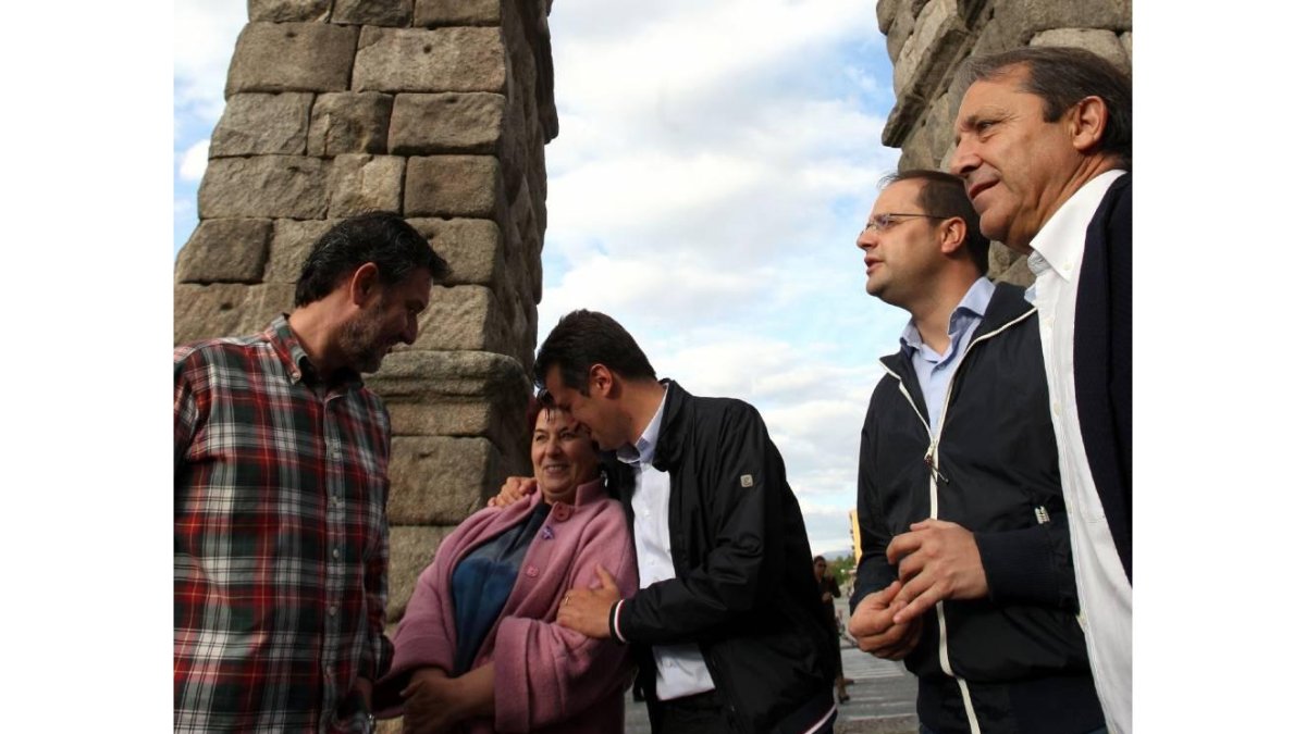 El candidato y alcalde de La Granja, José Luis Vázquez; la candidata y alcaldesa de Segovia, Clara Luquero; el candidato a la Presidencia, Luis Tudanca; el secretario de Organización del PSOE, César Luena y el secretario provincial, Juan Luis Gordo, en el-Ical