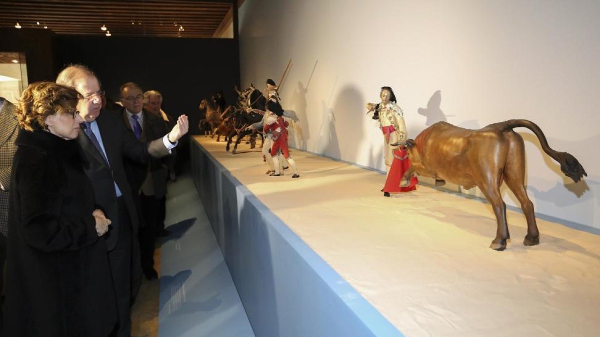 Herrera y Bolaños contemplan la tauromaquia de Cháez.-ICAL