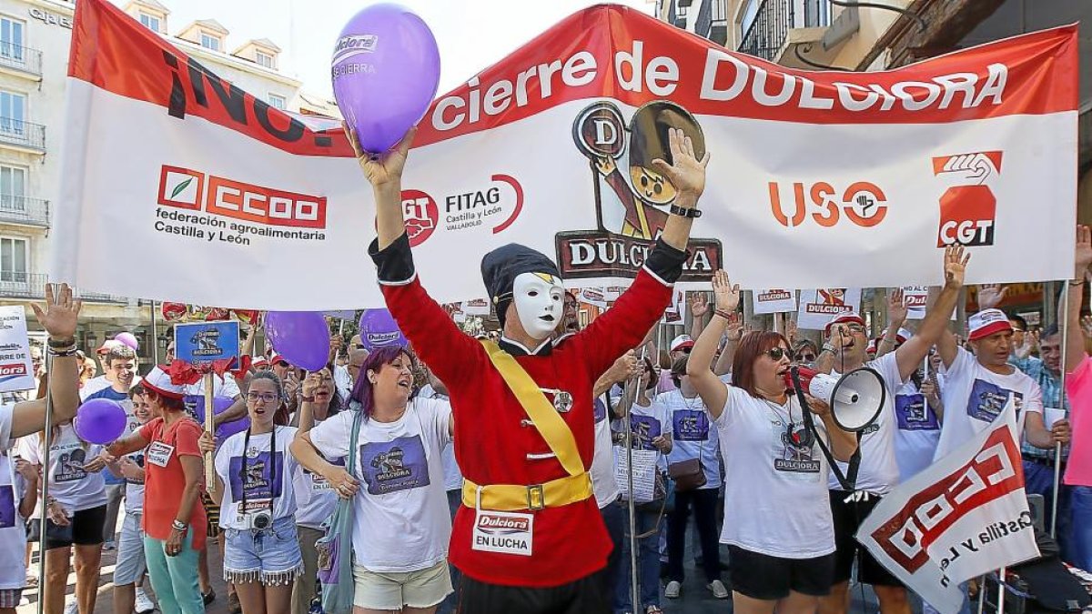 Los trabajadores se manifiestan en Fuente Dorada para exigir que no se produzca el cierre de la factoría.-J. M. LOSTAU