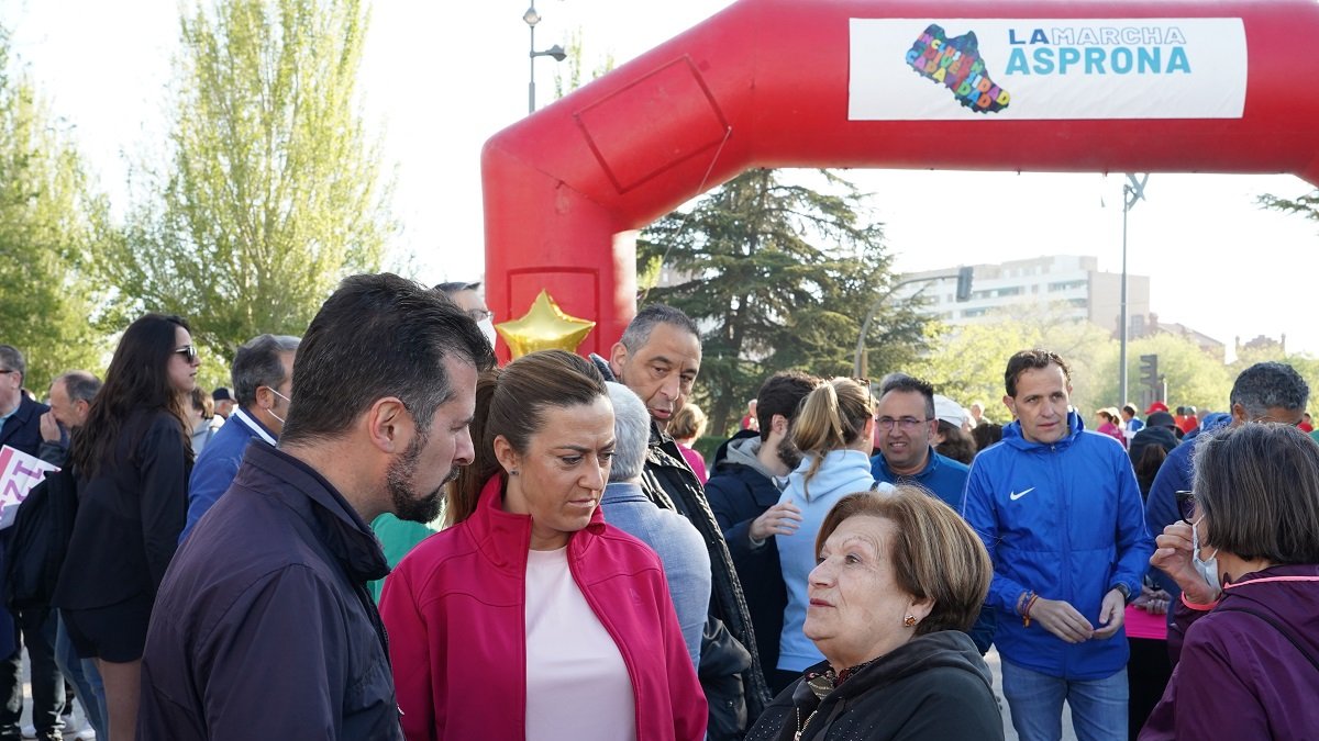 Luis Tudanca y Virginia Barcones conversan con Ángeles García, presidenta de Asprona. - ICAL