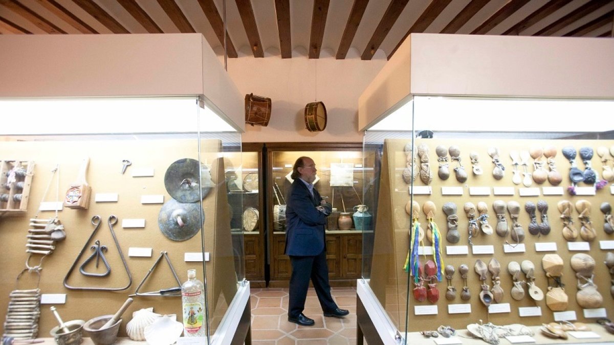Joaquín Díaz junto a algunos de los instrumentos musicales de la colección que atesora en su Fundación. | ICAL