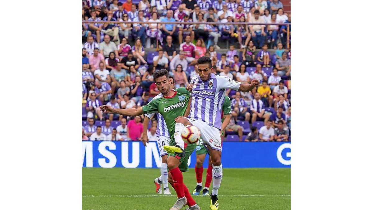 Anuar disputa el balón con el alavesista Jony.-MIGUEL ÁNGEL SANTOS