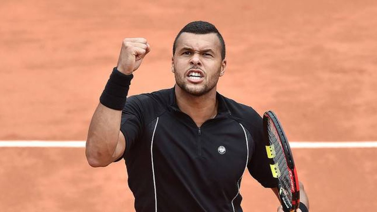 Tsonga celebra el pase a cuartos de final de Roland Garros tras superar a Berdych.-Foto:   AFP / PASCAL GUYOT