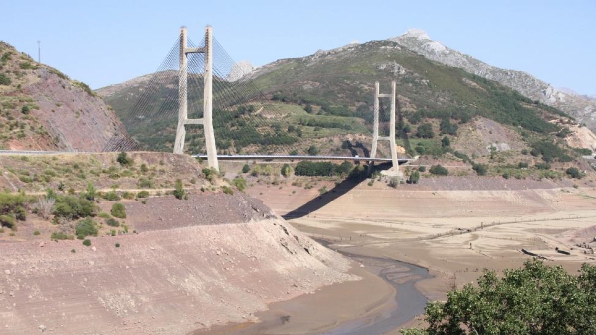 Imagen del embalse leonés de los Barrios de Luna, afectado por la sequía y la escasez de precipitaciones.-ICAL
