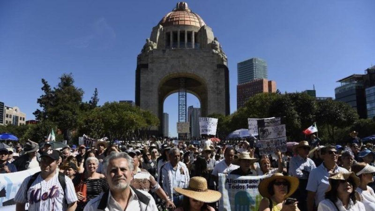 Miles de personas participan en una manifestacion contra el nuevo presidente de Mexico Andres Manuel Lopez Obrador en Ciudad de Mexico Mexico.-EFE