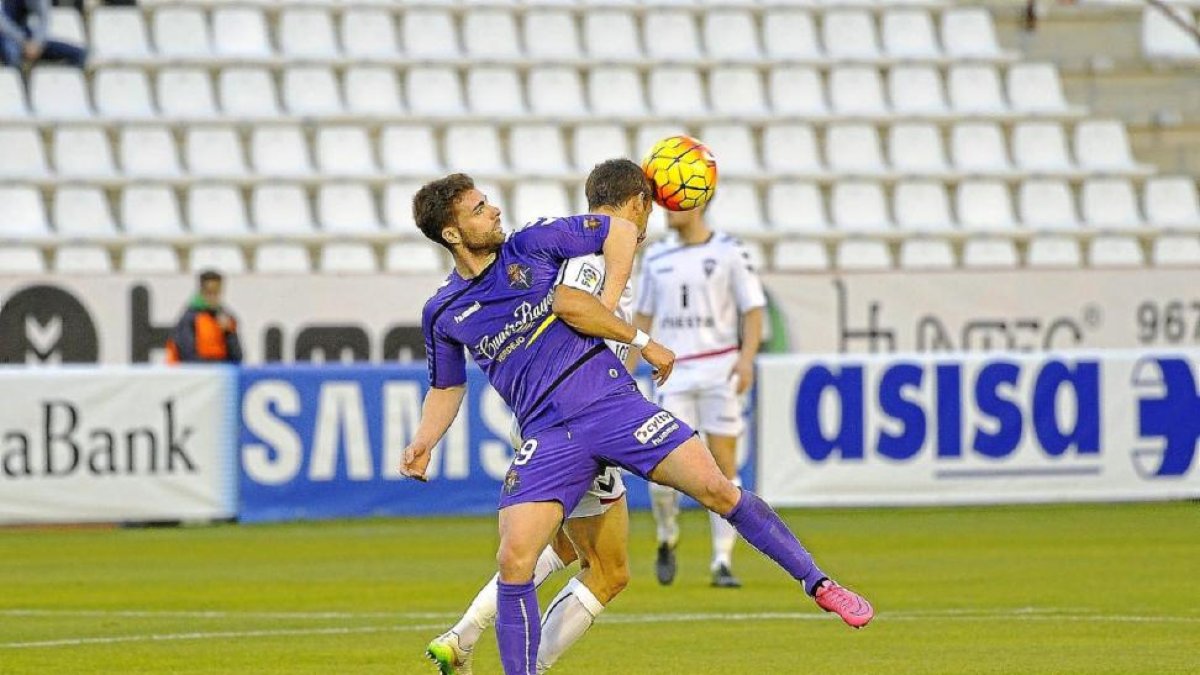 Un jugador del Albacete se adelanta a Rodri en su intento de control de balón.-Photo-deporte