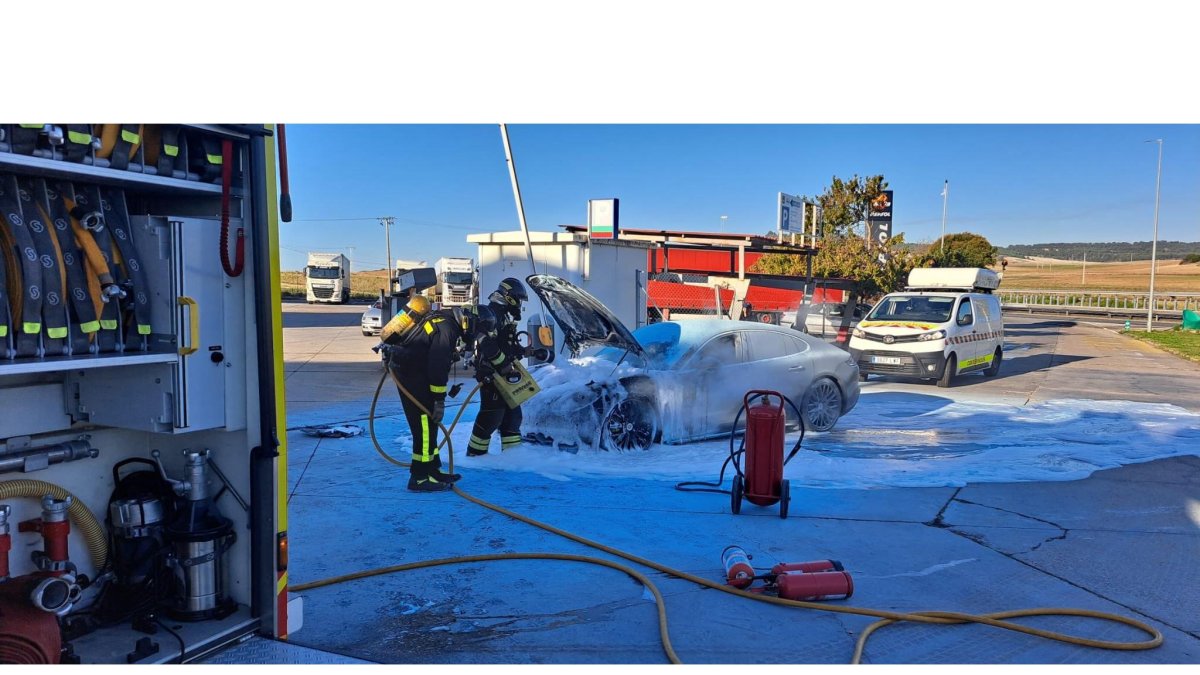 Los bomberos de la Diputación de Valladolid durante su intervención.- @BOMBEROSDIP_VLL