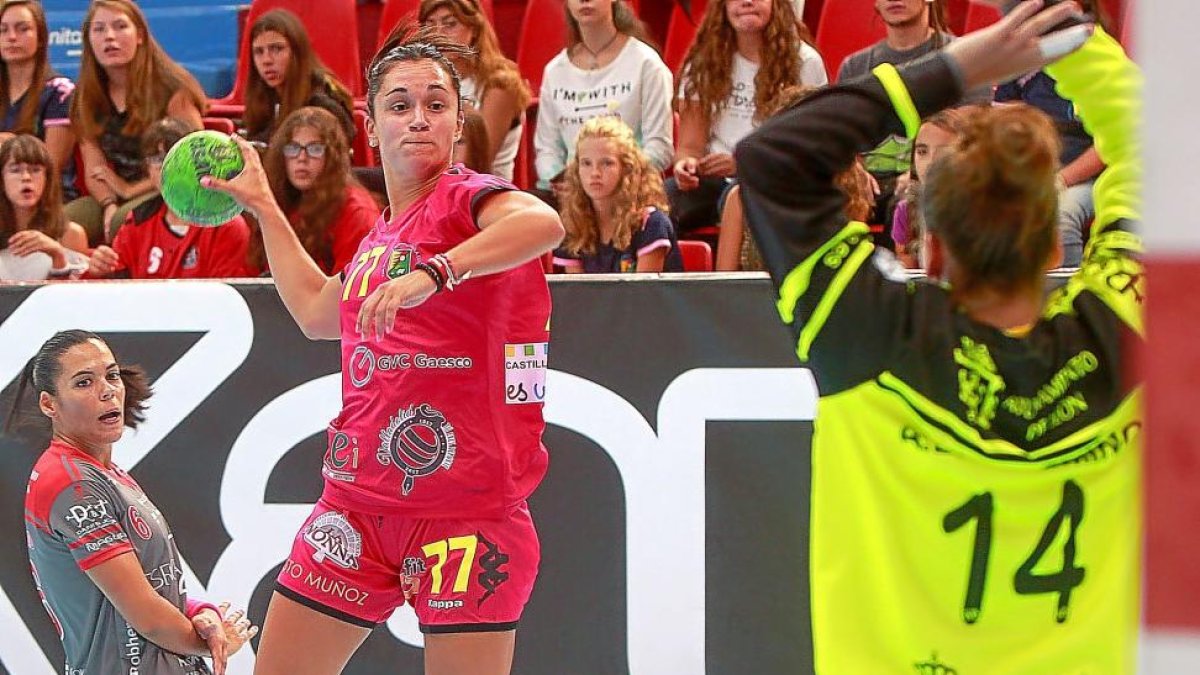 Amaia lanza frente al Cleba León.-J. M. LOSTAU