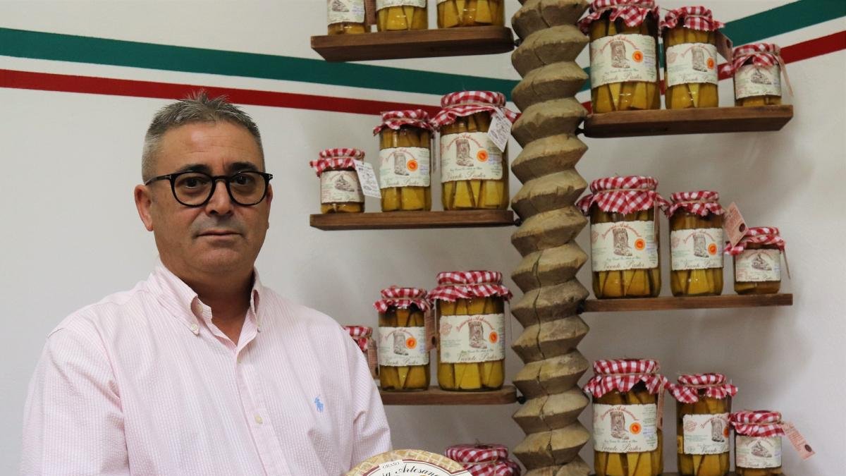 Félix Vicente Pastor posa junto a una muestra de los quesos que elabora.-J. L. C.