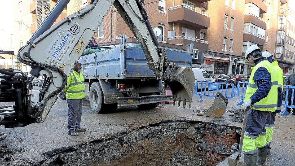 Trabajos de reparación en la avería de la calle Joaquín María Jalón el pasado 28 de noviembre.-Marta Fernández