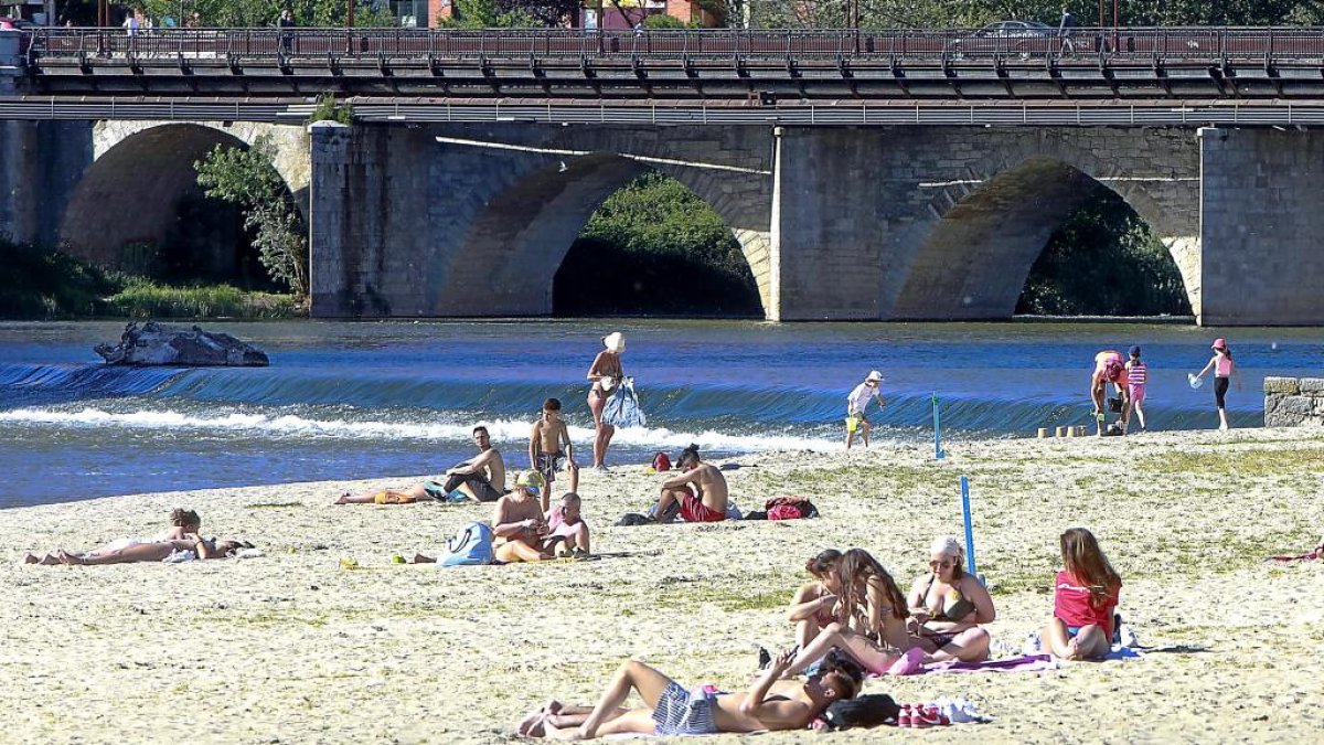 Varias personas se acercaron a la Playa de las Moreras para tomar el sol en una imagen de archivo. -J.M. LOSTAU