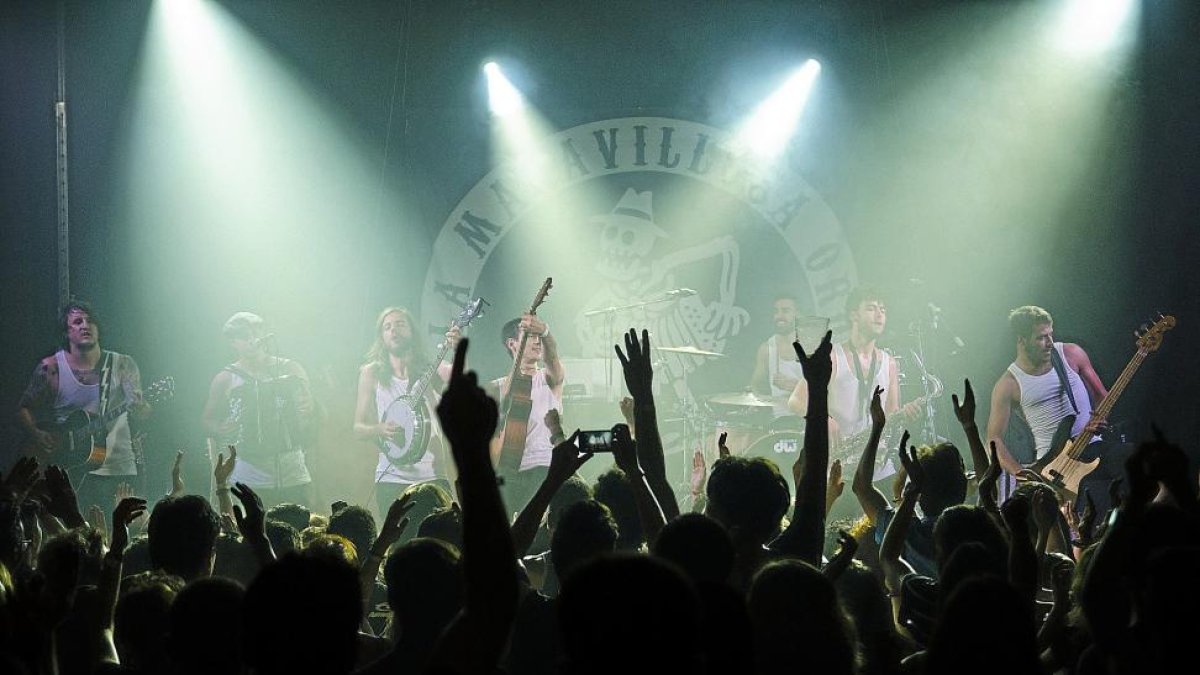 Imagen de archivo de un concierto de la banda burgalesa 'La Maravillosa Orquesta del Alcohol'.-EL MUNDO
