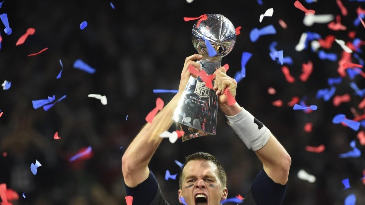 Tom Brady levanta el trofeo Vince Lombardi tras ganar la Super Bowl.-AFP / TIMOTHY A. CLARY