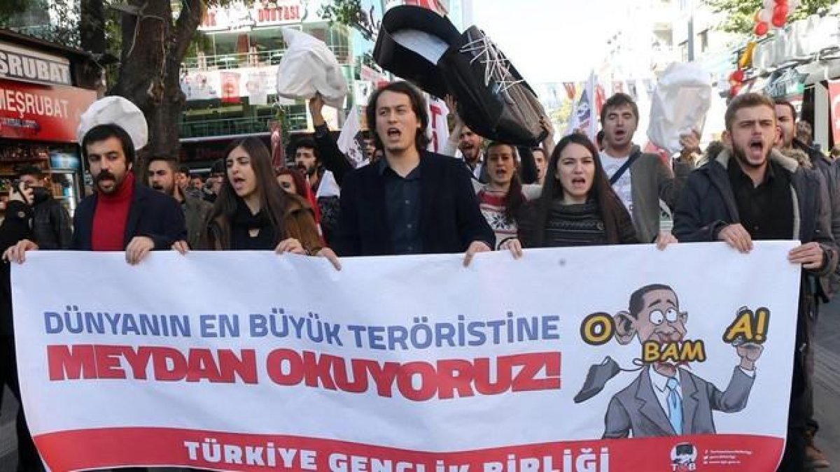 Miembros del Sindicato de Jóvenes de Turquía protestan en una marcha contra la visita de Obama en la próxima cumbre del G-20, en Ankara, este jueves.-AFP / ADEM ALTAN