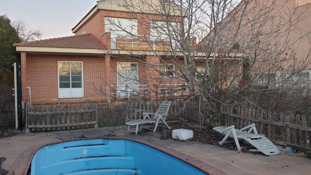 Piscina del chalé de Santovenia en el que quisieron instalarse unos okupas el sábado. -IDEALISTA