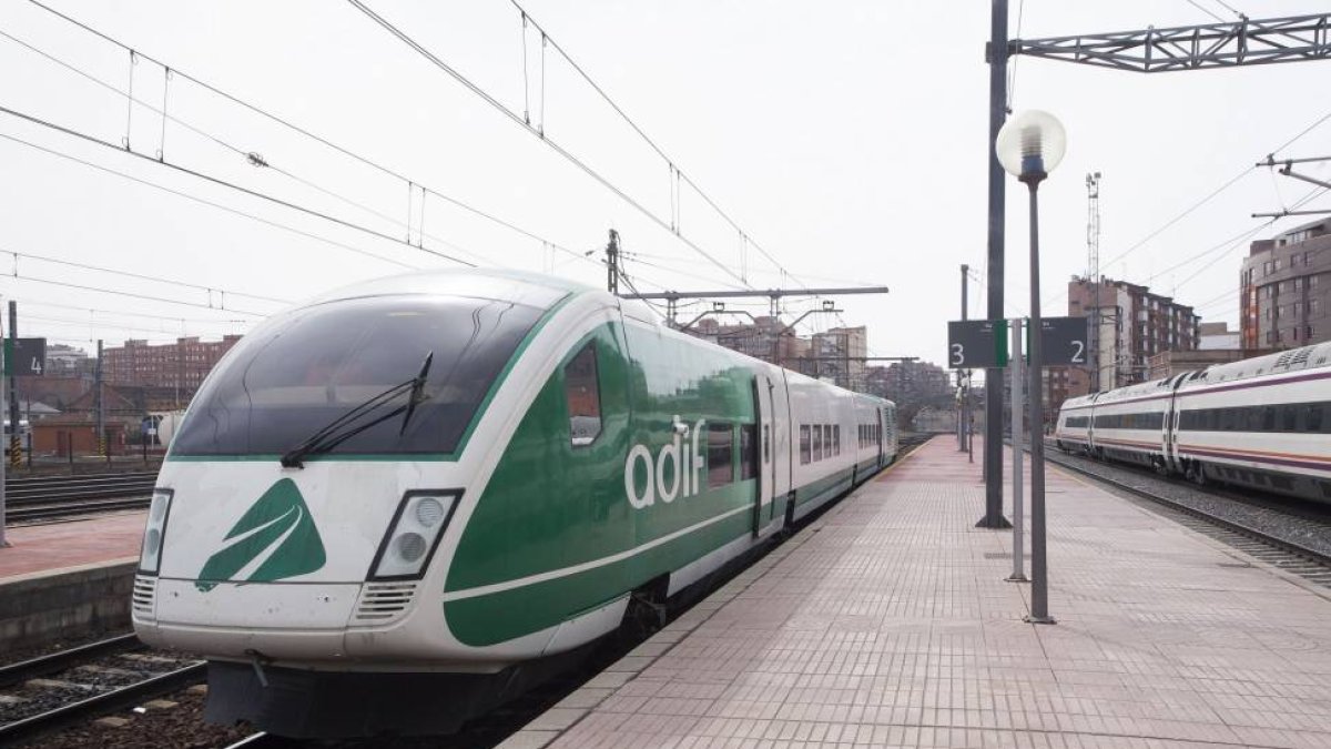 Tren de alta velocidad entrando en la estación Campo Grande de Valladolid-Pablo Requejo