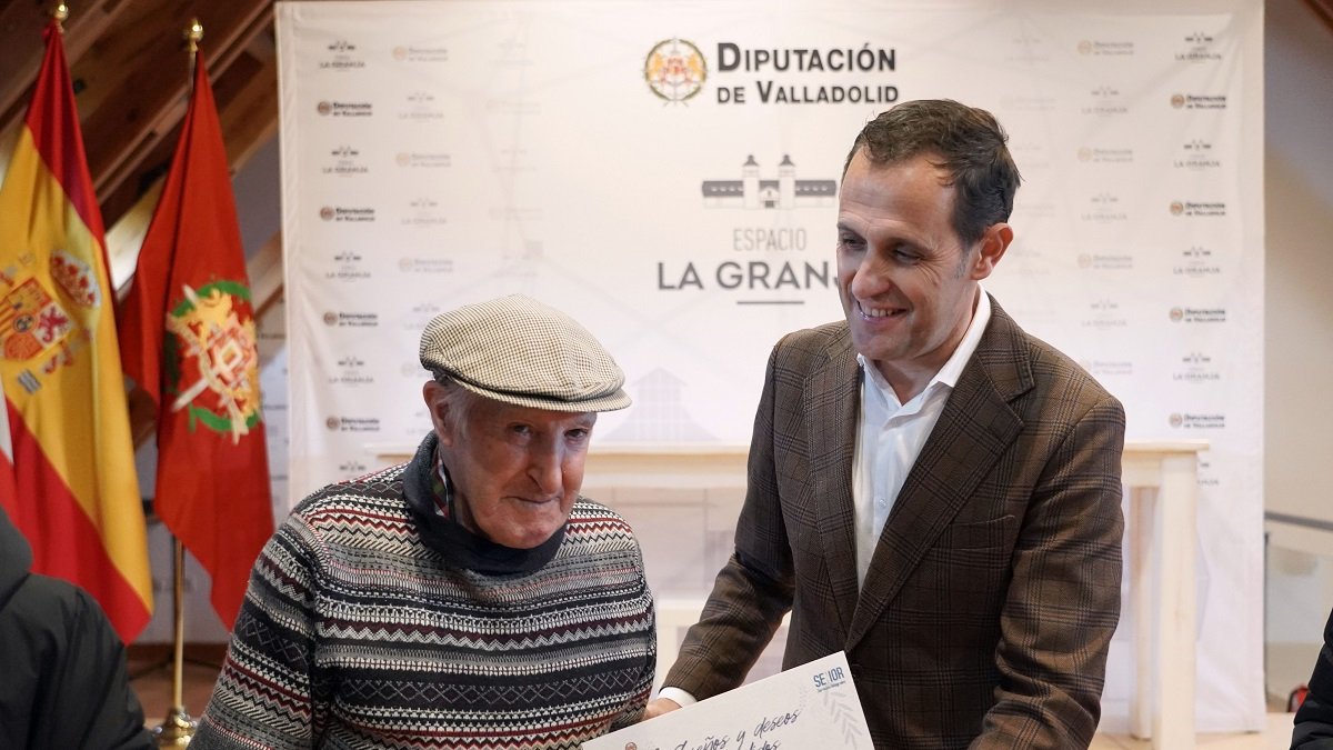 El presidente de la Diputación de Valladolid, Conrado Íscar, preside la entrega de cheques válidos por el cumplimiento de una ilusión dentro de la campaña ‘Sueños y deseos’ - ICAL