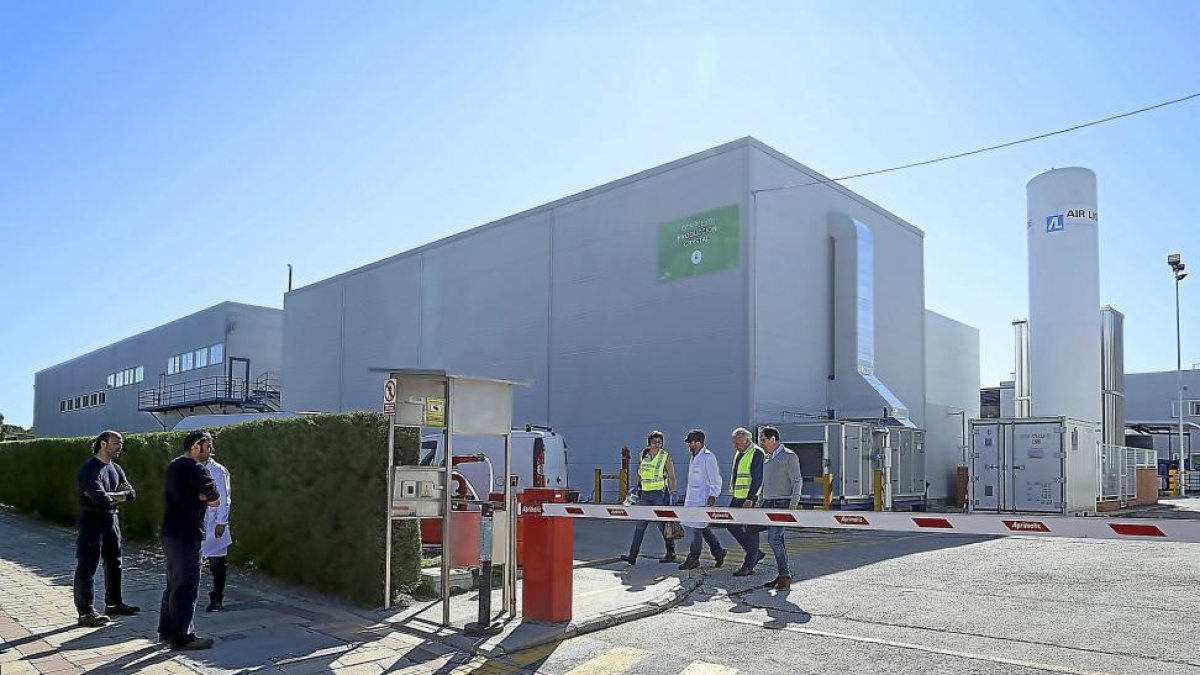 Instalaciones de Crystal Pharma de la calle Juan de Herrera del Parque Tecnológico, poco después de la explosión.-M.Á. SANTOS (PHOTOGENIC)