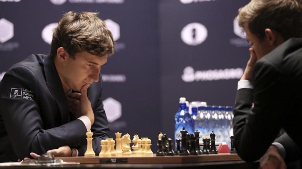 Karjakin (izquierda) y Carlsen, durante la disputa de la cuarta partida del Mundial de ajedrez. Nuevamente fue tablas.-SETH WENIG / AP
