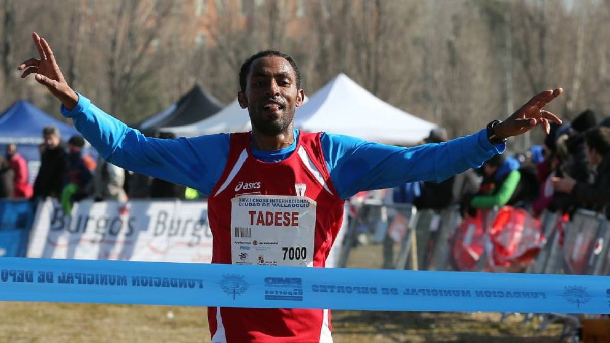 El atleta eritreo Kidane Tadese, brazos en alto, entrando en meta-M. Álvarez