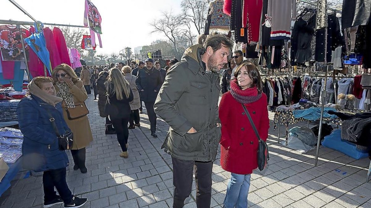 Óscar Puente y María Sánchez pasean por el nuevo mercadillo de Moreras.-PABLO REQUEJO /PHOTOGENIC