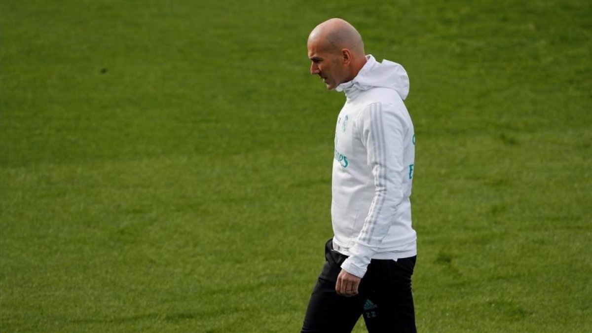 Zidane, pensativo durante el entrenamiento de este sábado en Valdebebas.-EFE / JUAN CARLOS HIDALGO