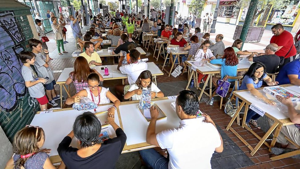 Los participantes abren su puzzle y cominezan la competición por ver quién es el más rápido.-MIGUEL ÁNGEL SANTOS