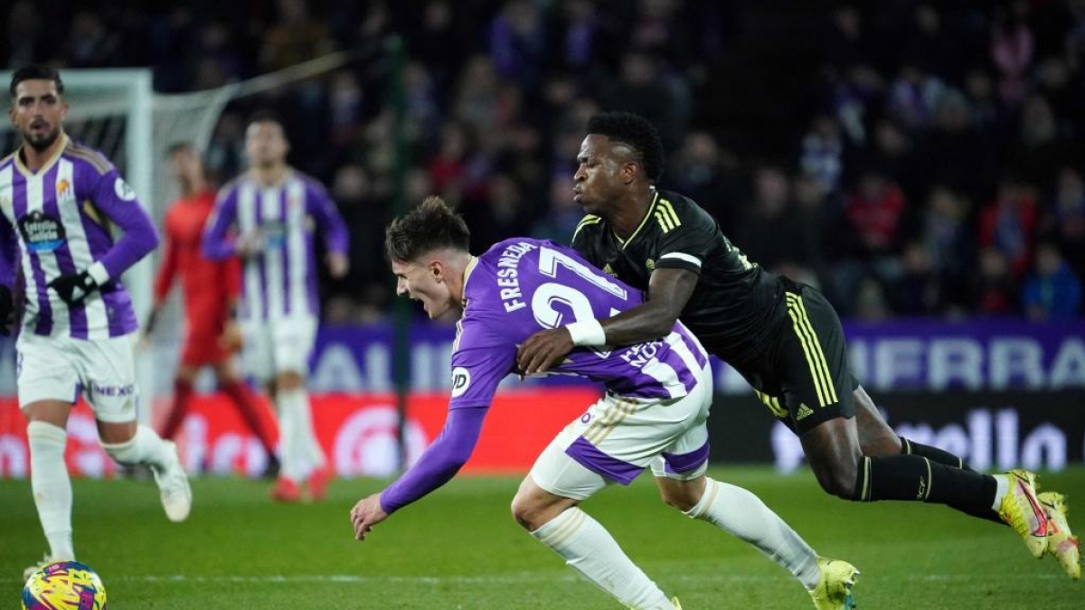 Vinicius agarra a Fresneda en el duelo en Zorrilla. / E. M.