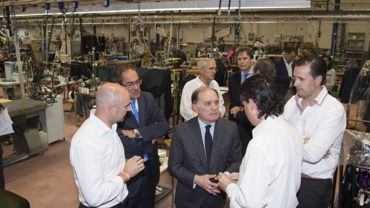 El consejero de Economía y Empleo, Tomás Villanueva, acompañado del delegado de la Junta en Burgos, Baudilio Fernández Mardomingo, visita las instalaciones industriales del taller textil Antonaga-Ical