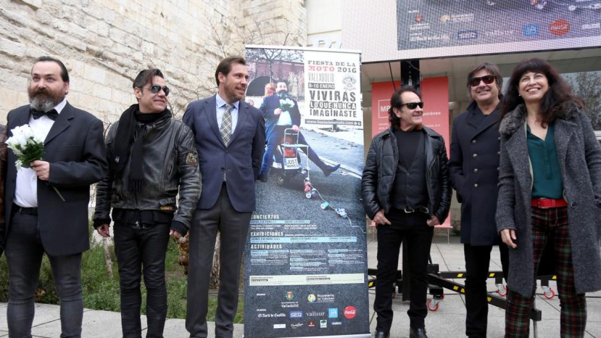 El alcalde de Valladolid, Óscar Puente, y la concejala de Cultura y Turismo, Ana Redondo, presentan el cartel y spot publicitario de la Fiesta de la Moto, acompañados por los integrantes de la banda de música Burning-Ical