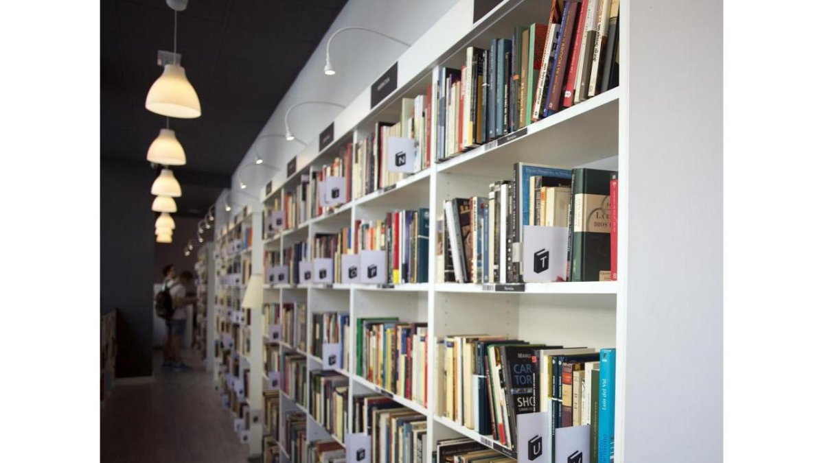 Imagen de una librería. / E. M.